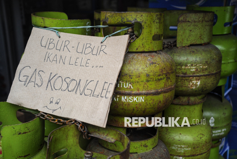 Tumpukan tabung gas LPG 3 Kg yang kosong di salah satu warung kelontong di Kawasan Tebet, Jakarta, Kamis (6/2/2025). Meski pemerintah sudah kembali mengizinkan pengecer untuk berjualan gas LPG 3 Kg, Namun warung-warung atau pengecer dibanyak wilayah masih mengalami kekosongan stok  gas subsidi tersebut. Kekosongan stok gas 3 Kg ditingkat pengecer tersebut membuat mereka tak bisa melayani kebutuhan warga.