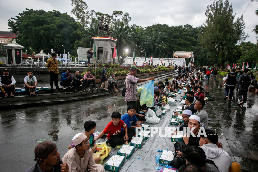 Warga menunggu waktu berbuka puasa pada kegiatan Pemecahan Museum Rekor Indonesia (Muri) Buka Puasa Terpanjang di kawasan Manahan, Solo, Jawa Tengah, Jumat (14/3/2025). Acara yang diselenggarakan Kedutaan Besar Kerajaan Arab Saudi dan Yayasan Al Madinah tersebut memecahkan rekor MURI buka puasa terpanjang yaitu 2,8 kilometer dengan menyediakan 15 ribu porsi menu buka puasa. 