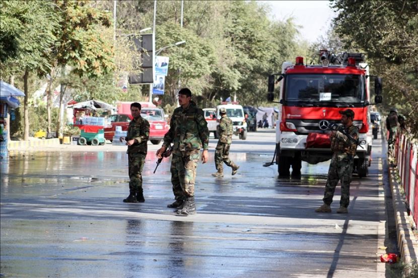 Amerika Serikat mengumumkan pengurangan staf di kedutaan besarnya di Kabul di tengah kemajuan Taliban merebut wilayah demi wilayah dari pasukan pemerintah.