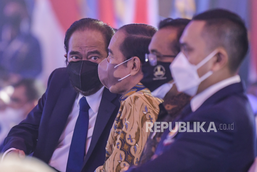 Presiden Joko Widodo (kedua kiri) berbincang dengan Ketua Umum Partai NasDem Surya Paloh (kiri) saat menghadiri peringatan HUT ke-10 Partai NasDem di Gedung Akademi Bela Negara (ABN) Partai NasDem, Jakarta, Kamis (11/11/2021). Acara tersebut mengusung tema Satu Dekade di Jalan Restorasi. 