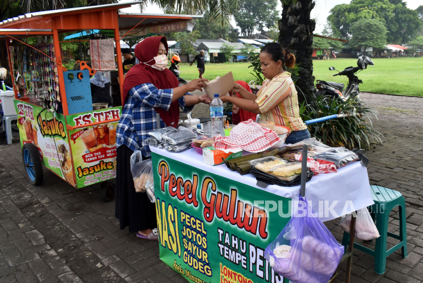 Pedagang Kaki Lima (PKL) berjualan di Lapangan Gulun, Kota Madiun, Jawa Timur, Sabtu (4/4). Pemkot Madiun mencabut larangan berjualan bagi PKL yang diberlakukan sejak sekitar dua minggu lalu dan membolehkan PKL berjualan lagi dengan pembatasan waktu pagi hingga pukul 10