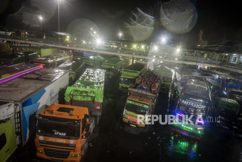 Ilustrasi sejumlah kendaraan menumpuk saat kapal terdampak cuaca buruk di Pelabuhan Merak, Kota Cilegon, Banten.