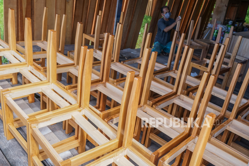 Perajin UMKM membuat kursi dengan bahan kayu aloy.