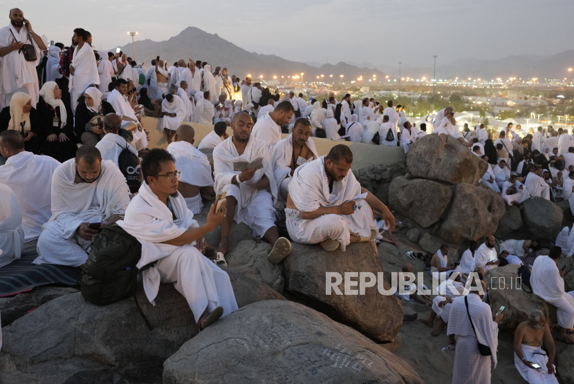 Umat Muslim berdoa di puncak bukit berbatu yang dikenal Jabal Rahmah, Arafah, Mekah, Arab Saudi, Sabtu, 15 Juni 2024.