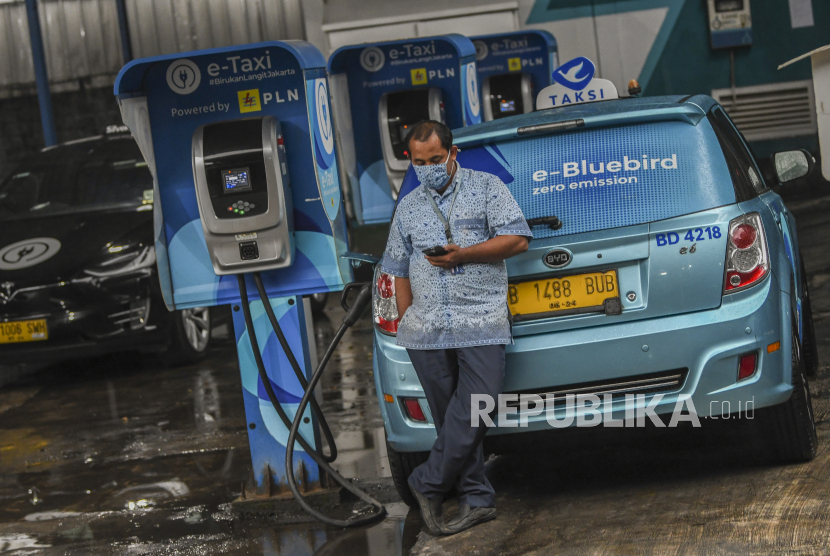 Pengemudi menunggu pengisian daya mobil taksi listrik Bluebird (e-Taxi) di Kantor Pusat Bluebird Group, Mampang Prapatan,  Jakarta, Rabu (13/7/2022). PT Blue Bird Tbk. (BIRD) hingga akhir 2022 menargetkan penambahan armada mobil listrik hingga 50-60 unit untuk wilayah Jakarta dan Bali guna mengurangi 50 persen emisi karbon dan buangan operasional.