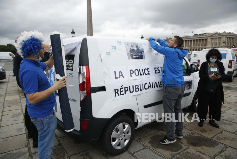 Serikat Polisi Prancis berdemonstrasi di Champs Elysees menggunakan mobil sewaan untuk memprotes pernyataan terakhir Menteri Dalam Negeri Prancis Christophe Castaner di Paris, Prancis, 12 Juni 2020. Dalam masa kontroversial ini melawan Polisi dengan Black Lives Matter dan protes anti kebrutalan polisi di seluruh dunia, Prancis Menteri Dalam Negeri Christophe Castaner baru-baru ini mengusulkan untuk menghentikan metode pencekikan untuk menangkap tersangka