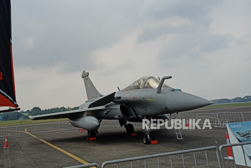 The Dassault Rafale jet is on display at the South Terminal of Halim Perdanakusuma Air Force Base, East Jakarta, Thursday (3/11/2022). 