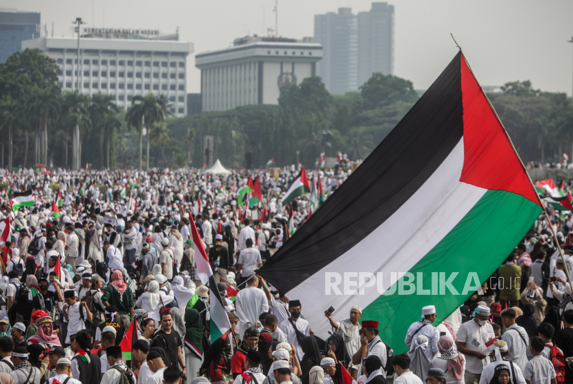 People carry Palestinian flags during the Peace Action of the Indonesian People's Alliance to Defend Palestine in the Monas area, Jakarta, Sunday (5/11/2023).