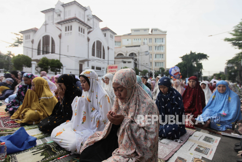 Sejumlah umat muslim berdoa usai melaksanakan Shalat Idul Adha di kawasan Jatinegara, Jakarta, Kamis (29/6/2023). Penyelenggaraan Shalat Idul Adha di dekat Gereja Koinonia yang berada di persimpangan Jalan Jatinegara Barat dan Jalan Matraman Raya tersebut ramai diikuti oleh warga sekitar. Sebelumnya, Pemerintah melalui Kementerian Agama menetapkan Hari Raya Idul Adha jatuh pada Kamis 29 Juni 2023.