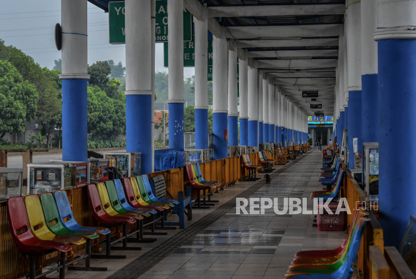 Suasana Terminal Tipe A Indihiang di Indhiang, Kota Tasikamalaya, Jawa Barat, Jumat (1/5/2020). Akibat diberlakukannya penerapan Pembatasan Sosial Berskala Besar (PSBB) di sejumlah daerah dan adanya larangan untuk mudik selama pandemi COVID-19, membuat terminal tersebut tidak beroperasi total sejak tiga pekan terakhir lantaran tidak ada aktivitas naik dan turun penumpang