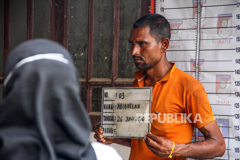 Seorang pria etnis rohingya menjalani identifikasi dan pemeriksaan di tempat penampungan sementara, bekas kantor Imigrasi Punteuet, Blang Mangat, Lhokseumawe, Aceh, Jumat (26/6/2020). Hasil identifikasi dan pemeriksaan tes diagnosa cepat (rapid test) COVID-19 menyatakan sebanyak 99 orang etnis Rohingya dinyatakan non reaktif. ANTARA FOTO/Rahmad/pras