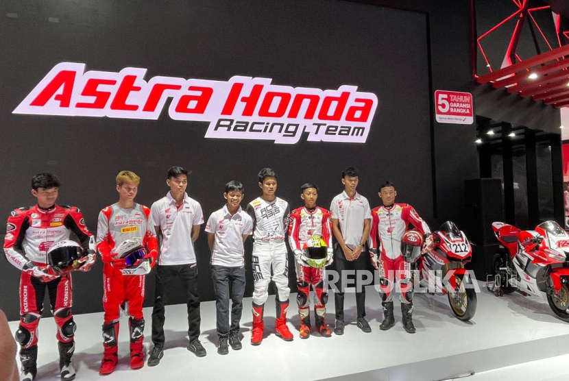 PT Astra Honda Motor (AHM) mengumumkan pebalap muda berbakat yang menjadi bagian dari program pembinaan balap AHM untuk musim 2024 di IIMS 2024 di JIExpo Kemayoran, Jakarta, Kamis (15/2/2024). 