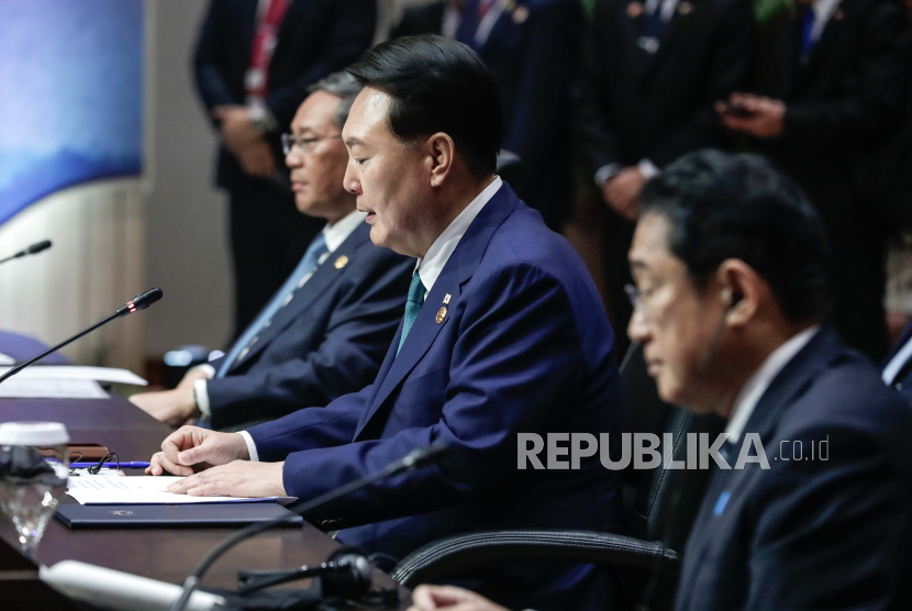  Presiden Korsel Yoon Suk Yeol (tengah) memberikan sambutan ketika Perdana Menteri Jepang Fumio Kishida (kanan) dan Perdana Menteri Cina Li Qiang (kiri) mendengarkan selama KTT ASEAN Plus Three (APT) di Jakarta, Indonesia, 06 September 2023.