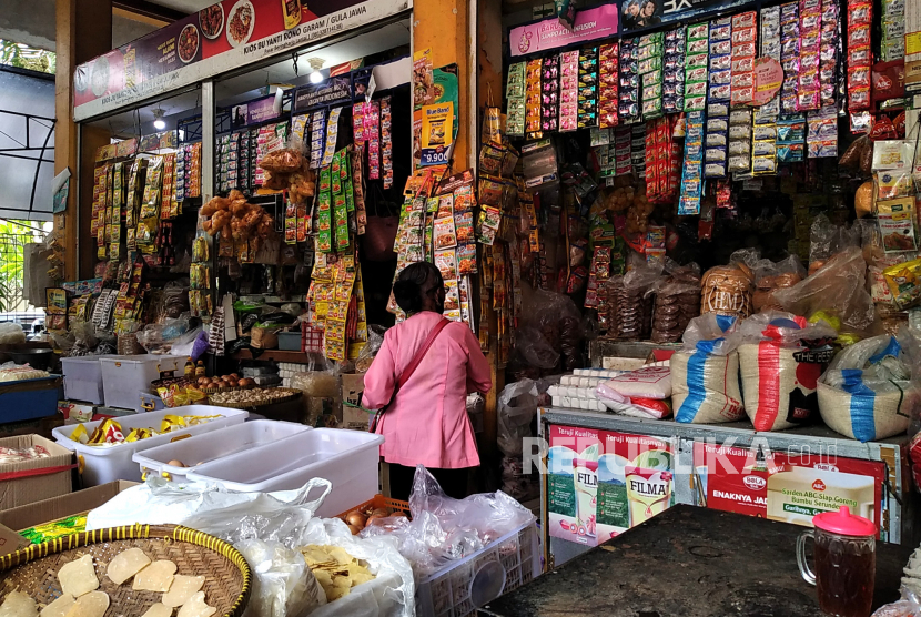 Warga berbelanja sembako di Pasar Beringharjo, Yogyakarta (ilustrasi). 