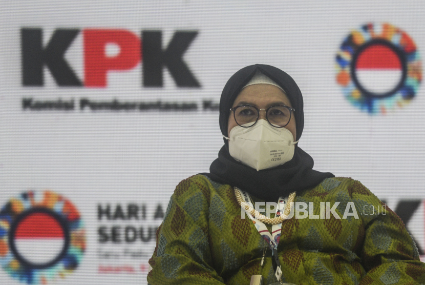 Lili Pintauli Siregar. Presiden Jokowi segera mengajukan pengganti Lili Pintauli sebagai pimpinan KPK ke DPR.
