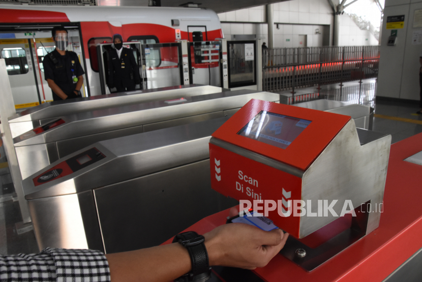 Pengguna jasa memindai kode dari aplikasi LinkAja saat hendak menaiki LRT Jakarta (ilustrasi). LinkAja mencatat lonjakan penggunaan pembayaran elektronik untuk berbagai moda transportasi selama Ramadhan hingga mudik Idul Fitri 2022 kemarin.