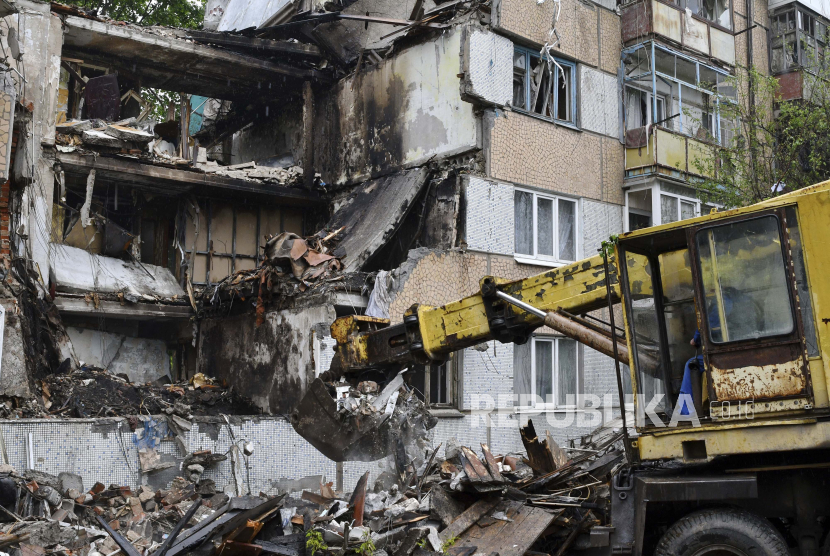  Tim penyelamat bekerja di lokasi sebuah gedung apartemen yang dihancurkan oleh penembakan Rusia di Bakhmut, wilayah Donetsk, Ukraina, Rabu, 18 Mei 2022.