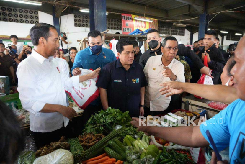 Presiden Joko Widodo bersama Menteri BUMN Erick Thohir (dari kiri) berbincang dengan pedagang saat mengunjungi Pasar Tugu, Cimangis,  Depok, Jawa Barat, Kamis (12/4/2023). 