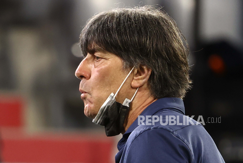 Manajer Jerman Joachim Loew telah melepas maskernya sebelum pertandingan grup F kejuaraan sepak bola Euro 2020 antara Jerman dan Hungaria di Munich, Rabu, 23 Juni 2021. 