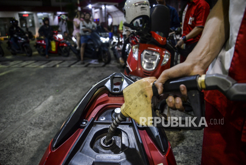 Petugas melayani warga mengisi bensin Pertalite di Jakarta (Ilustrasi). Penundaan proyek strategis nasional untuk penataan kembali APBN  