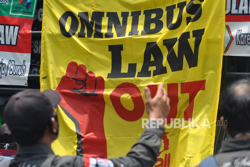 Buruh dari berbagai serikat pekerja meminta Presiden Joko Widodo mencabut UU Omnibus Law Cipta Kerja. Penelitik PSHK UII menilai Perppu Cipta Kerja merupakan intrik hukum jahat pemerintah