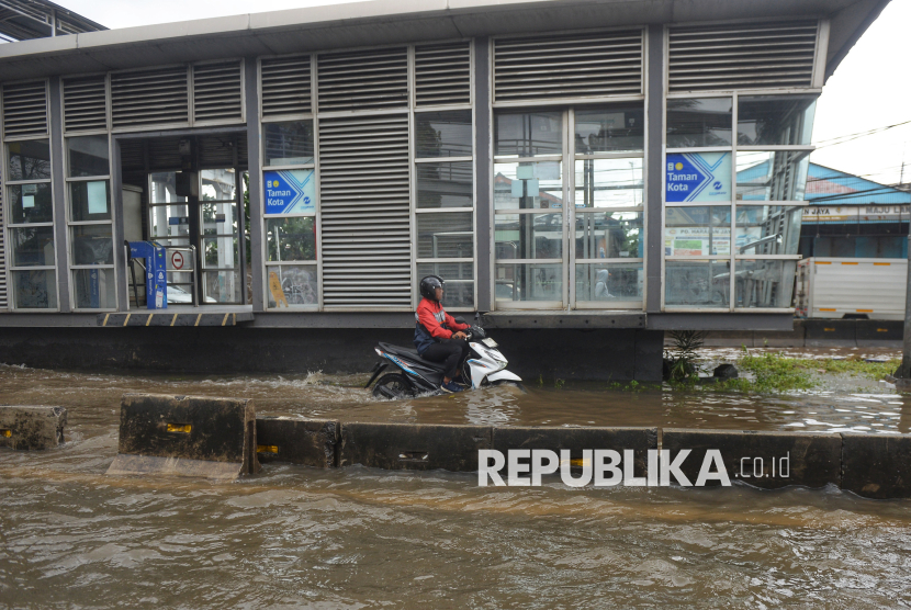 Jalan Daan Mogot Banjir, Lalu Lintas Lumpuh