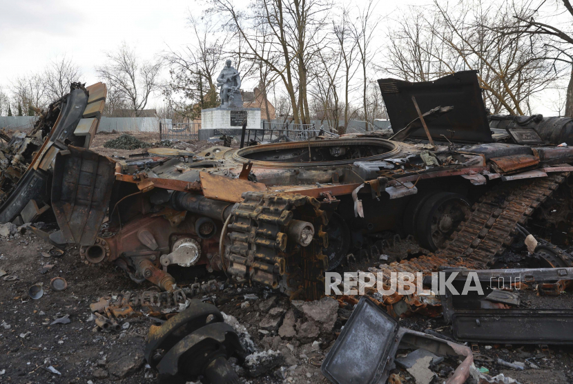 Sebuah tank, rusak akibat pertempuran antara pasukan Rusia dan Ukraina di Lukyanivka, wilayah Kyiv, Ukraina, Senin, 28 Maret 2022. 