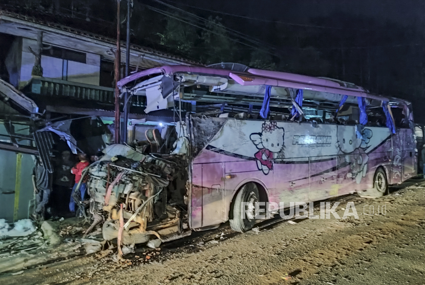 Kondisi bus Pariwisata menabrak rumah warga di Payungsari, Kecamatan Panumbangan, Kabupaten Ciamis, Jawa Barat, Sabtu (21/5/2022). Sebanyak empat orang tewas dan 24 orang luka-luka dalam kejadian tersebut. 
