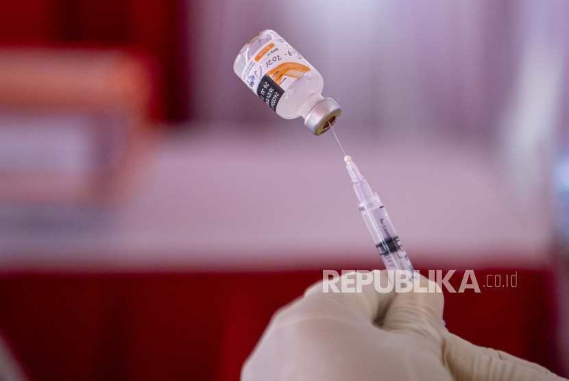 Petugas kesehatan memasukan vaksin COVID-19 ke jarum untuk disuntikkan kepada penerima di Palembang, Sumatera Selatan, Rabu (3/3). Kadin mencatat 8.300 telah mendaftar untuk berpartisipasi dalam program Vaksin Gotong Royong.