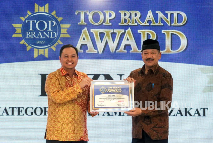 Baznas RI meraih penghargaan Top Brand 2023 dalam kategori badan amil dan zakat. Penyerahan penghargaan ini dilaksanakan di kantor Baznas RI di Jakarta, Senin (24/7/2023). 