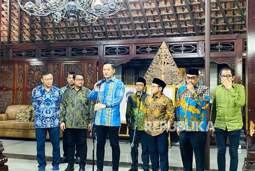 Ketua Umum Partai Demokrat, Agus Harimurti Yudhoyono (AHY), dan Ketua Umum Partai Kebangkitan Bangsa (PKB), Muhaimin Iskandar, melaksanakan konferensi pers usai pertemuan di Puri Cikeas, Kabupaten Bogor, Rabu (3/5/2023). 