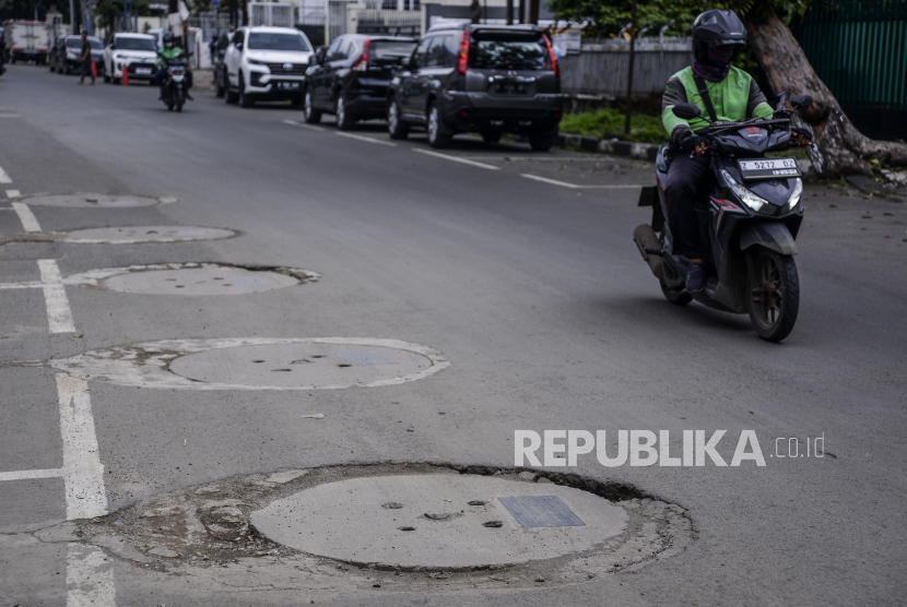 Sejumlah pengendara melintas di dekat sumur resapan di Jalan Batu Ceper, Gambir, Jakarta, Rabu (4/1/2023). BMKG memprediksi kekeringan akan mendominasi hingga September.