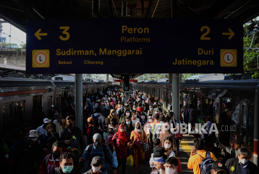 Sejumlah penumpang usai menaiki kereta di Stasiun Tanah Abang, Jakarta, Kamis (9/3/2023). Kadishub DKI sebut revitalisasi Stasiun Tanah Abang ditargetkan selesai tahun depan.