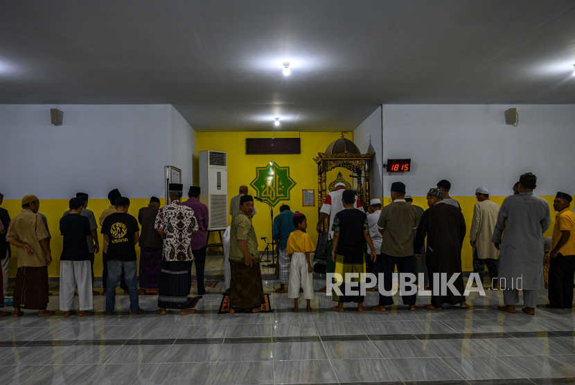 Umat Islam melaksanakan sholat maghrib dengan pengaturan barisan yang renggang antar jamaah di salah satu masjid di Palu, Sulawesi Tengah, Ahad (29/3/2020)  