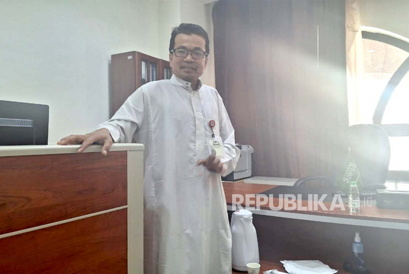 Menjadi kebanggan seorang Hasan Tata Abas untuk melayani salah seorang imam Masjid Nabawi. Sehari-harinya, pria asal Banten ini menjadi asisten Syekh Abdul Muhsin bin Muhammad al-Qasim, satu dari tujuh Imam Masjid Nabawi. 
