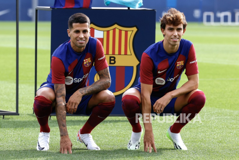   Portuguese defender Joao Cancelo (L) and Portuguese striker Joao Felix (R) pose together during their presentation as FC Barcelona