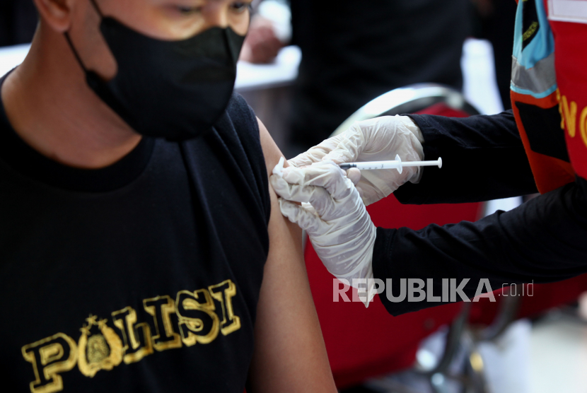 Petugas kesehatan menyuntikkan vaksin COVID-19 lanjutan kepada warga saat vaksinasi massal gratis Hari Bhayangkara ke-77 di Surabaya, Jawa Timur, Kamis (22/6/2023). Pemerintah mencabut status pandemi COVID-19 mulai 21 Juni 2023 dan Indonesia akan memasuki masa endemi COVID-19. 