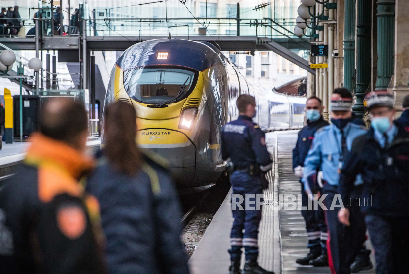 Petugas bea cukai Prancis menunggu kedatangan Eurostar pasca-Brexit pertama dari London di terminal Eurostar di stasiun kereta Gare du Nord di Paris, Prancis, 01 Januari 2021. Inggris secara resmi meninggalkan Uni Eropa pada 31 Desember 2020.