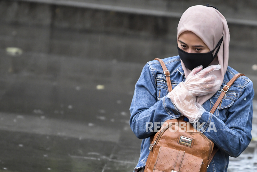 Warga berjalan menggunakan masker di kawasan Jalan Kendal, Jakarta, Senin (6/4/2020). Seiring perintah mengenakan masker diberlakukan, waspadai dampak negatif pemakaian masker terlalu lama pada kulit wajah.