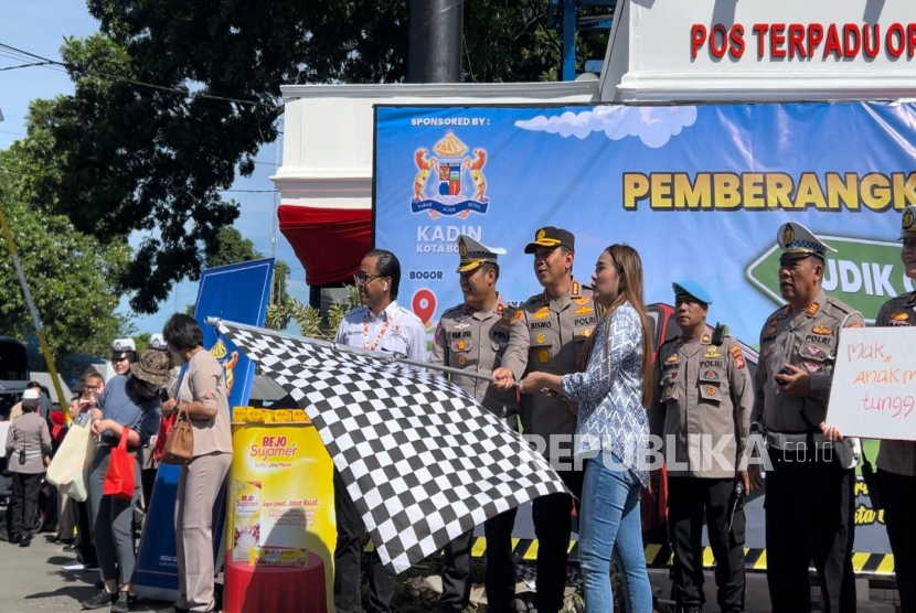 Polresta Bogor Kota melepas tiga unit bus mudik gratis dari Terminal Baranangsiang, Kota Bogor menuju beberapa daerah di Jalur Selatan, Sabtu (15/4/2023). 