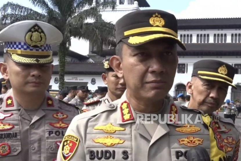 Kapolrestabes Bandung Kombes Pol Budi Sartono tengah memberikan keterangan terkait rencana pengamanan aksi mayday di Gedung Sate, Jalan Diponegoro, Kota Bandung, Senin (1/5/2023). 