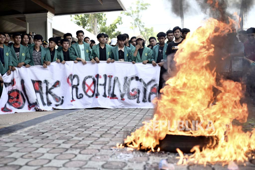 Mahasiswa membakar ban dalam aksi unjuk rasa penolakan pengungsi Rohingya di Aceh, Rabu (27/12/2023). 