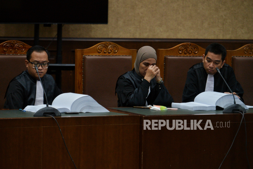 Jaksa penuntut umum menyimak pembacaan tuntutan terhadap terdakwa Sekretaris Mahkamah Agung (MA) nonaktif Hasbi Hasan di Pengadilan Negeri Tipikor, Jakarta Pusat, Kamis (14/3/2024). Jaksa penuntut umum (JPU) Komisi Pemberantasan Korupsi (KPK) menuntut terdakwa Hasbi Hasan dipidana selam 13 tahun dan 8 bulan penjara, denda Rp 1 miliar subsider 6 bulan kurungan, serta membayar uang pengganti sebesar Rp3,88 miliar subsider 3 tahun kurungan. Dalam perkara tersebut, Hasbi Hasan dinilai terbukti secara sah dan meyakinkan hukum telah menerima suap penanganan perkara kasasi Koperasi Simpan Pinjam (KSP) Intidana yang bergulir di MA.