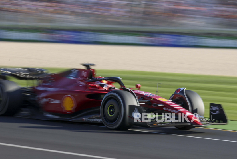 Pembalap Ferrari Charles Leclerc dari Monaco mengemudikan mobilnya selama Grand Prix Formula Satu Australia di Melbourne, Australia, Ahad, 10 April 2022.
