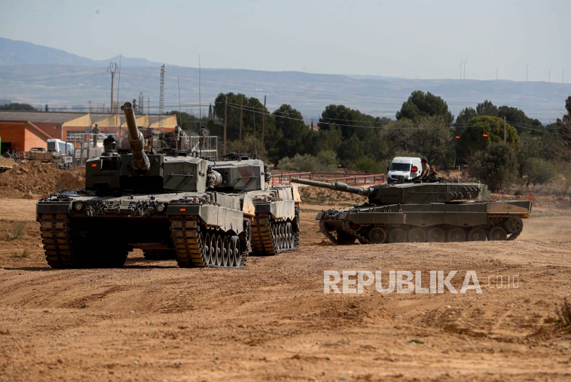  Tank Leopard 2A4 Spanyol yang akan dikirim ke Ukraina bermanuver selama pelatihan dengan tentara Ukraina di pangkalan militer San Gregorio di Zaragoza, Spanyol,  Senin (13/3/2023). Menurut Menteri Pertahanan Spanyol Margarita Robles, Spanyol akan mengirimkan pengiriman pertama enam tank Leopard 2A4 tank dan berencana untuk mengirim lebih banyak ke Ukraina sementara mereka juga melatih 55 tentara Ukraina, termasuk 40 dalam penanganan tank sebagai awak dan lainnya dalam pemeliharaan tank.