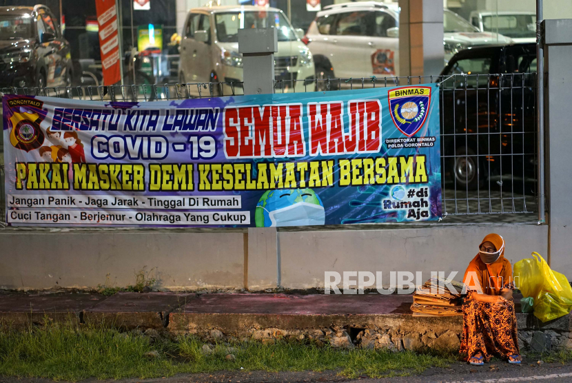 Seorang warga duduk di tepi jalan kompleks bundaran Saronde di Kota Gorontalo, Gorontalo, Selasa (28/4/2020). Gubernur Gorontalo Rusli Habibie secara resmi mengumumkan jika pengajuan Pembatasan Sosial Berskala Besar (PSBB) Provinsi Gorontalo dalam rangka memutus mata rantai penyebaran COVID-19 telah disetujui oleh Menteri Kesehatan dan akan segera ditindaklanjuti setelah sempat ditolak