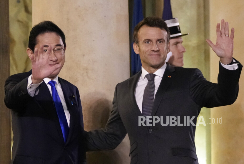  Presiden Prancis Emmanuel Macron (kanan) dan Perdana Menteri Jepang Fumio Kishida 