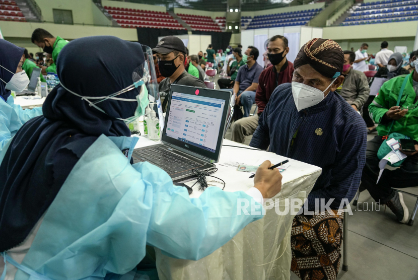 Petugas medis melakukan pengecekan kesehatan abdi dalem Kraton Yogyakarta saat vaksinasi tahap pertama. Jumlah testing (pemeriksaan) Covid-19 di DIY dalam sepekan ini turun di bawah 10 ribu orang per hari. Padahal sepekan sebelumnya jumlah testing per harinya mencapai lebih dari 10 ribu orang per hari.