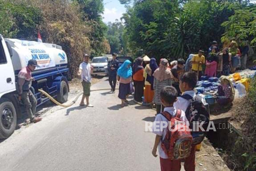 (ILUSTRASI) Penyaluran bantuan air bersih ke wilayah Desa Cintanagara, Kecamatan Cigedug, Kabupaten Garut, Jawa Barat.
