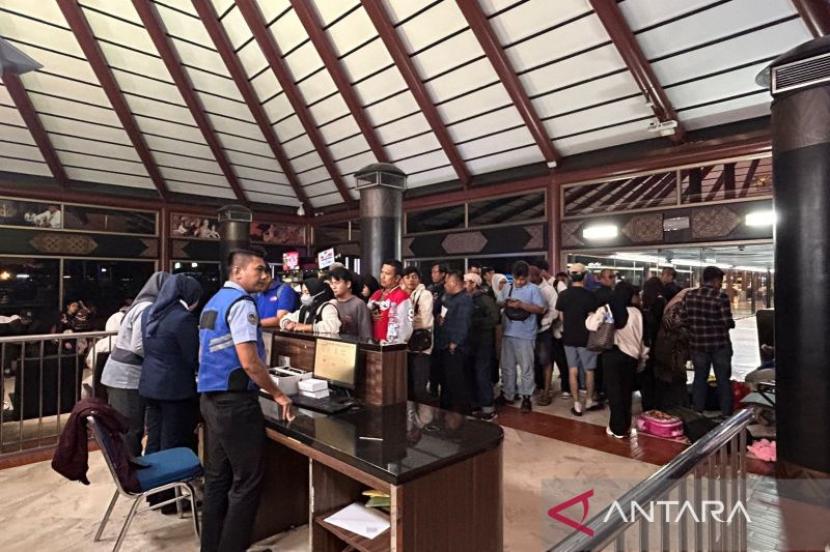 Super Air Jet delay beruntun, penumpang ke Sumbar tertahan belasan jam.